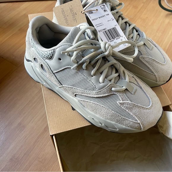 Yeezy Boost 700 “salt” NWT - Picture 9 of 15